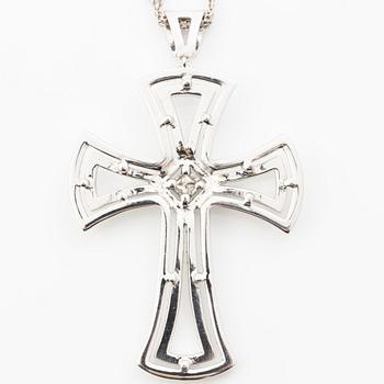 Cross pendant in white gold with princess-cut and brilliant-cut diamonds.