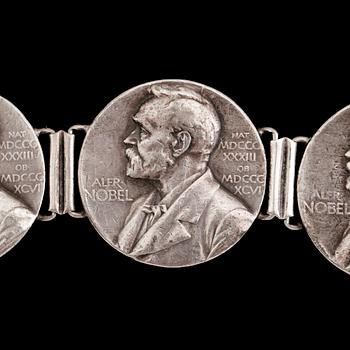 ARMBAND, silver, med 6 medaljer av Alfred Nobel. Vikt ca 78 gram.