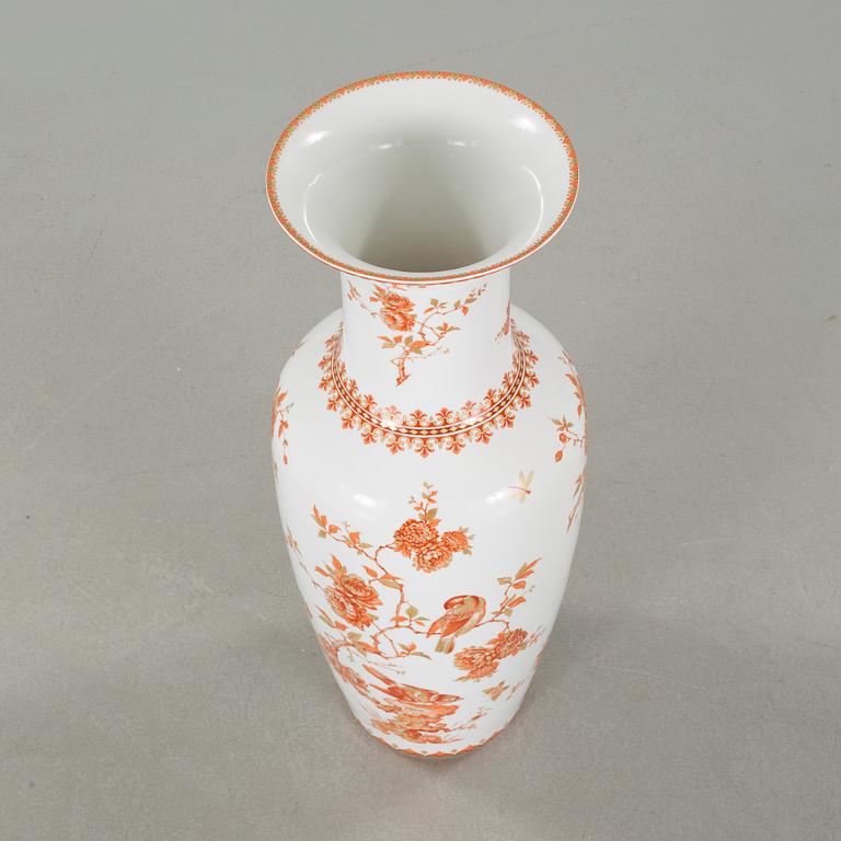 A porcelain floor vase from Kaiser in Germany, second half of the 20th century.