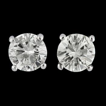1186. A pair of brilliant cut diamond studs, tot. 2.18 ct.