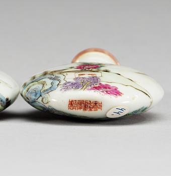 SNUSFLASKOR, två stycken, porslin. Troligen Republik med sigillmärke.