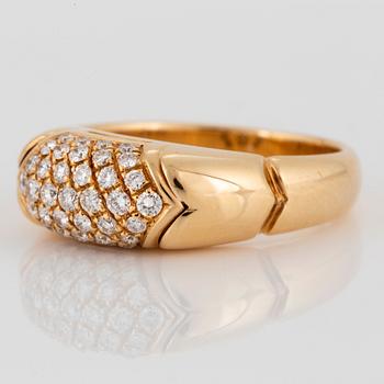 A Bulgari ring in 18K gold set with round brilliant-cut diamonds.