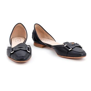 557. TOD'S, a pair of black lather shoes. Size 35 1/2.
