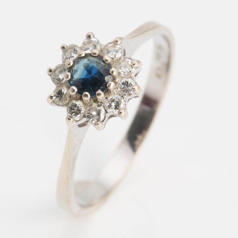 RING, med safir samt briljantslipade diamanter ca 0.25 ct.