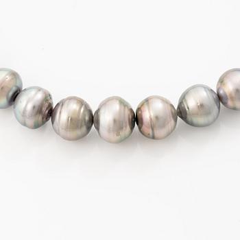 Necklace with cultured baroque Tahitian pearls and an 18K gold clasp.
