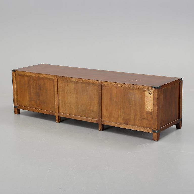 SIDEBOARD, 1900-tal.