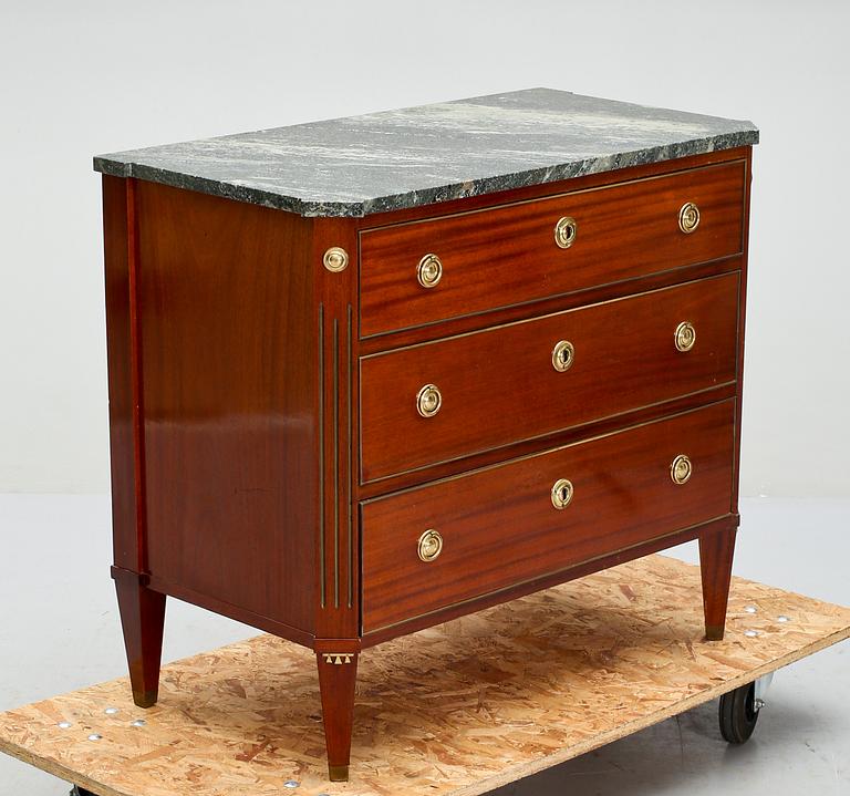 BYRÅ, sengustaviansk stil, 1900-talets andra hälft.