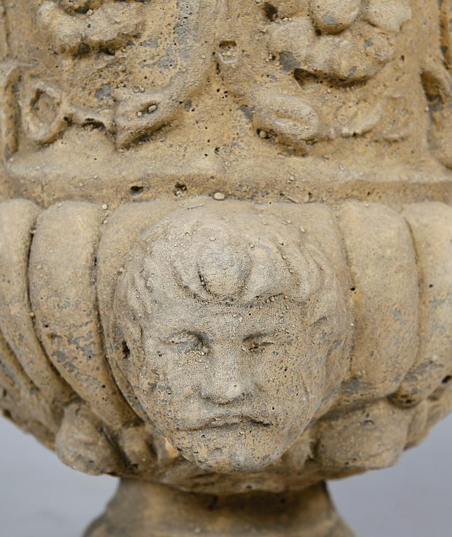 TRÄDGÅRDSURNOR, 1 par, stenmassa, samtida.