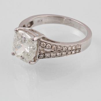 RING, 18K vitguld med radiantslipad diamant ca 3.22 ct samt briljantslipade diamanter ca 0.31 ct. Vikt 4,8 gram.