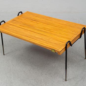 A mid 20th Century walnut extendible coffee table.