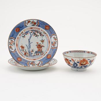 A set with two imari dishes and a bowl, Qing dynasty, early 18th Century.