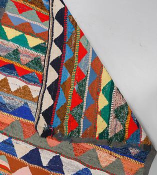 MATTA, modern tillverkning, ca 340 x 130 cm.