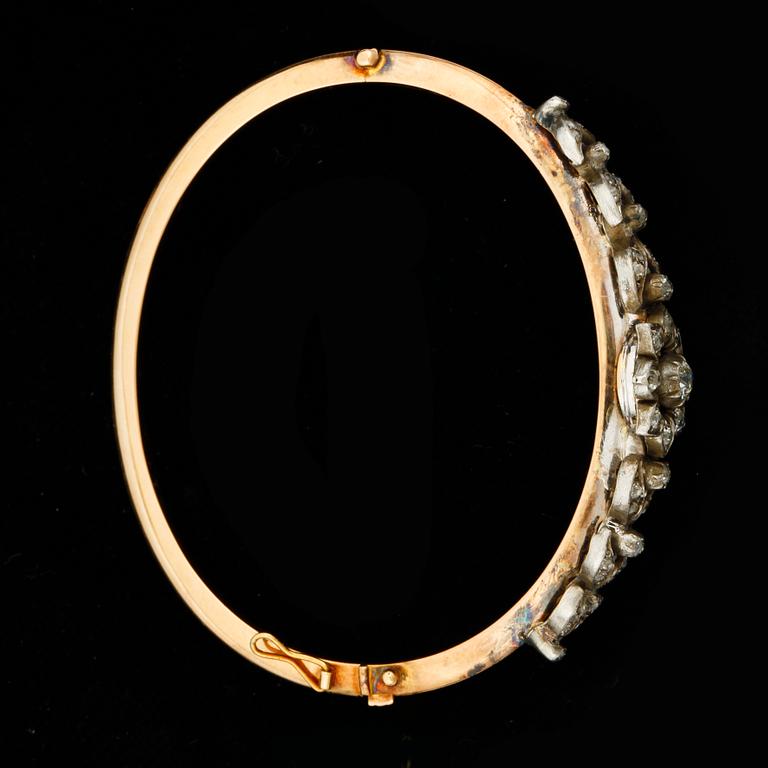 ARMRING, 14k guld och silver med antikslipade diamanter, tot ca0,90ct. Tidigt 1900-tal. Vikt 11,8g.