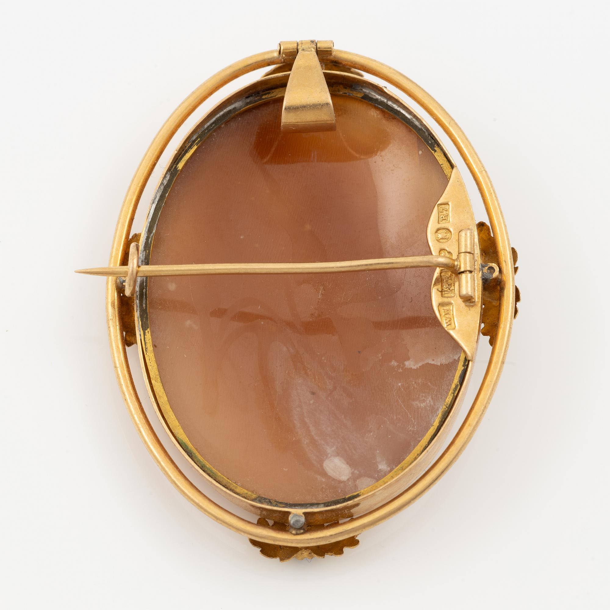 Brooch/pendant 18K gold with shell cameo and pearls.