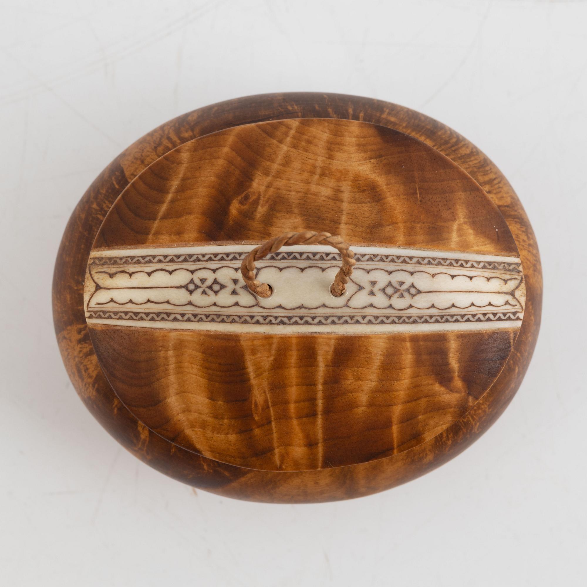 Helge Sunna, ask med lock, signerad.