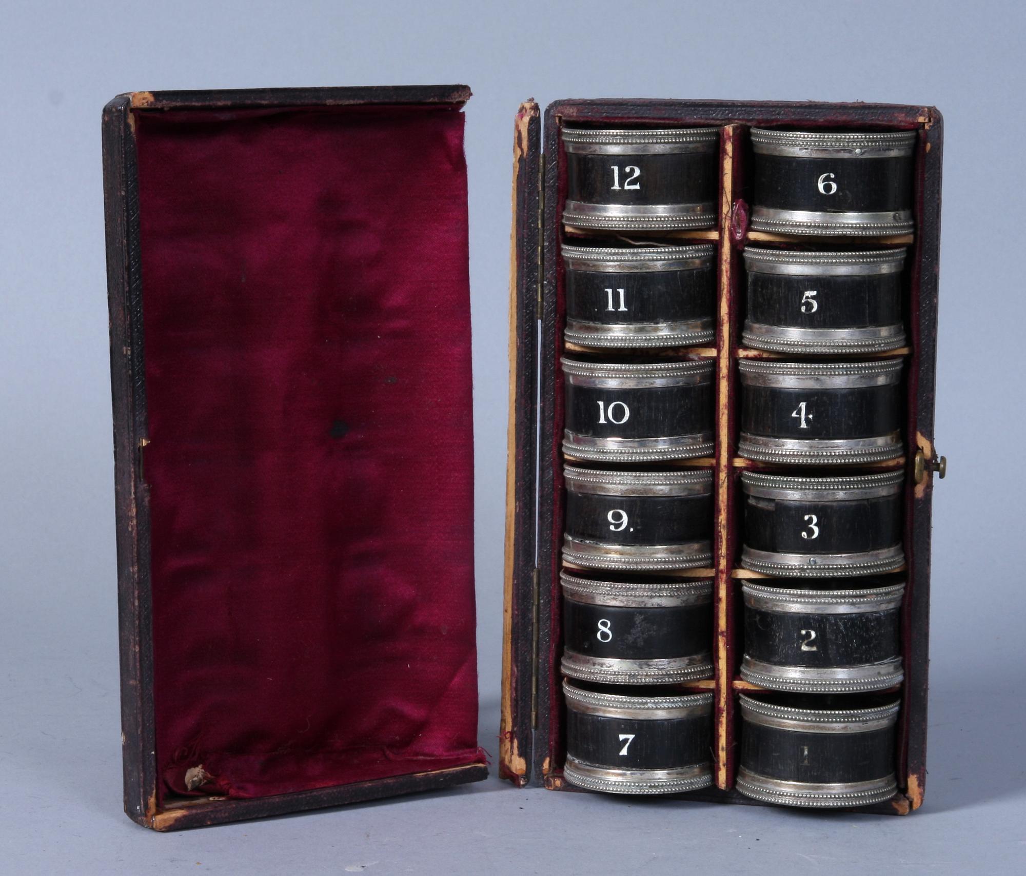 SERVETTRINGAR, 12 st, pläter och trä,1800-talets slut.