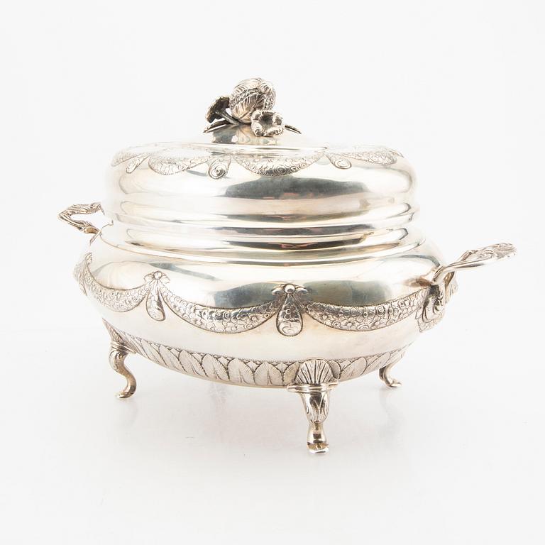 A Swedish 20th century silver tureen Swedish import impress, weight 2460 grams.