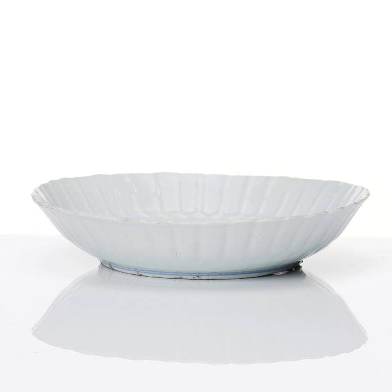 A blue and white dish, Ming dynasty, late Wanli (1572-1620).