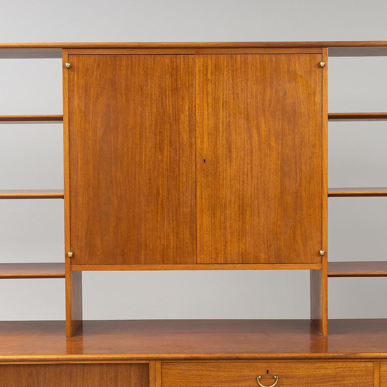 Josef Frank, sideboard med skåp, hyllor, skrivklaff och lådor, Firma Svenskt Tenn, specialbeställning 1940-50-tal.
