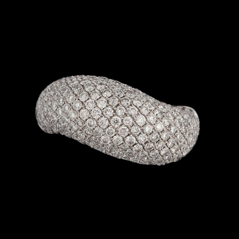 A diamond, circa 3.28 cts in total, ring.