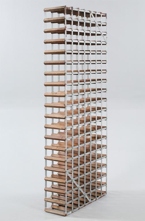 A wine rack from Farrow & Jackson, England, 20th century.