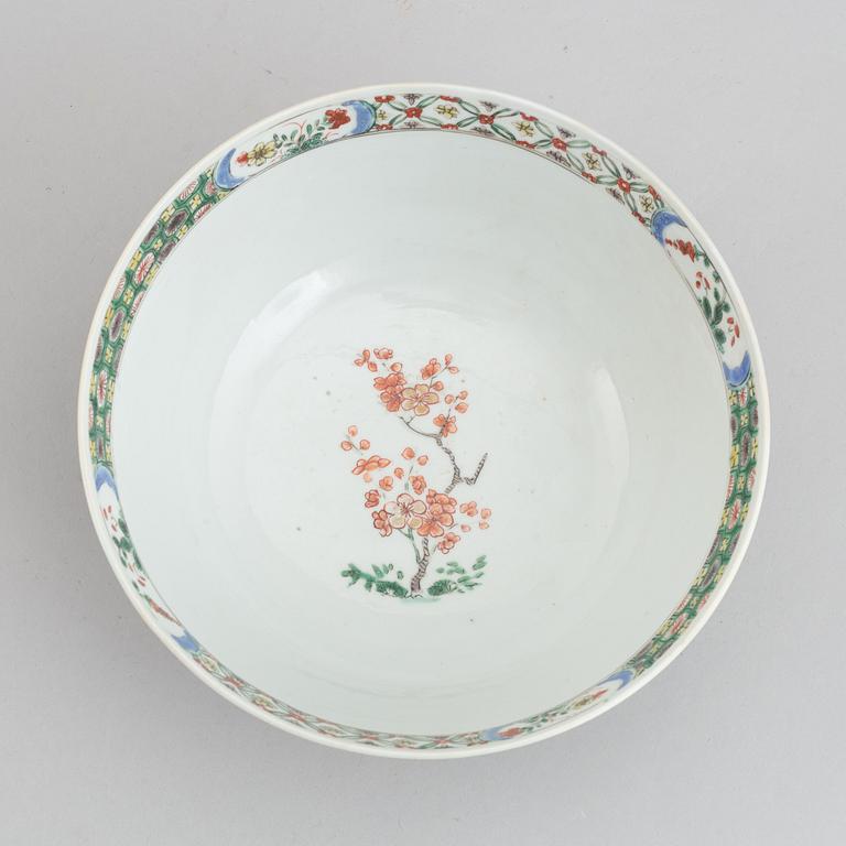 A famille verte decorated bowl, Qing dynasty, Kangxi (1662-1722).