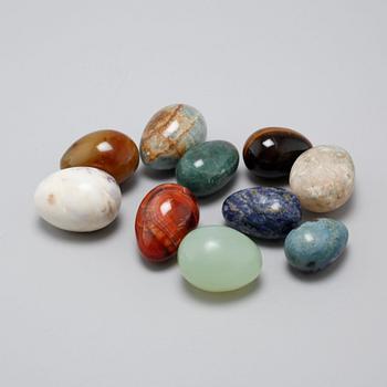 13 20th century decorative stone eggs.