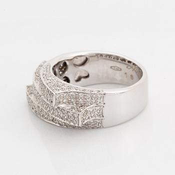 Ring, med briljantslipade diamanter.