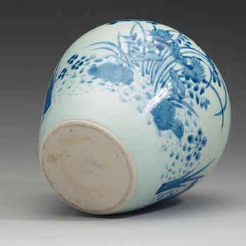 A blue and white ovoid jar, Transitional, 17th century.