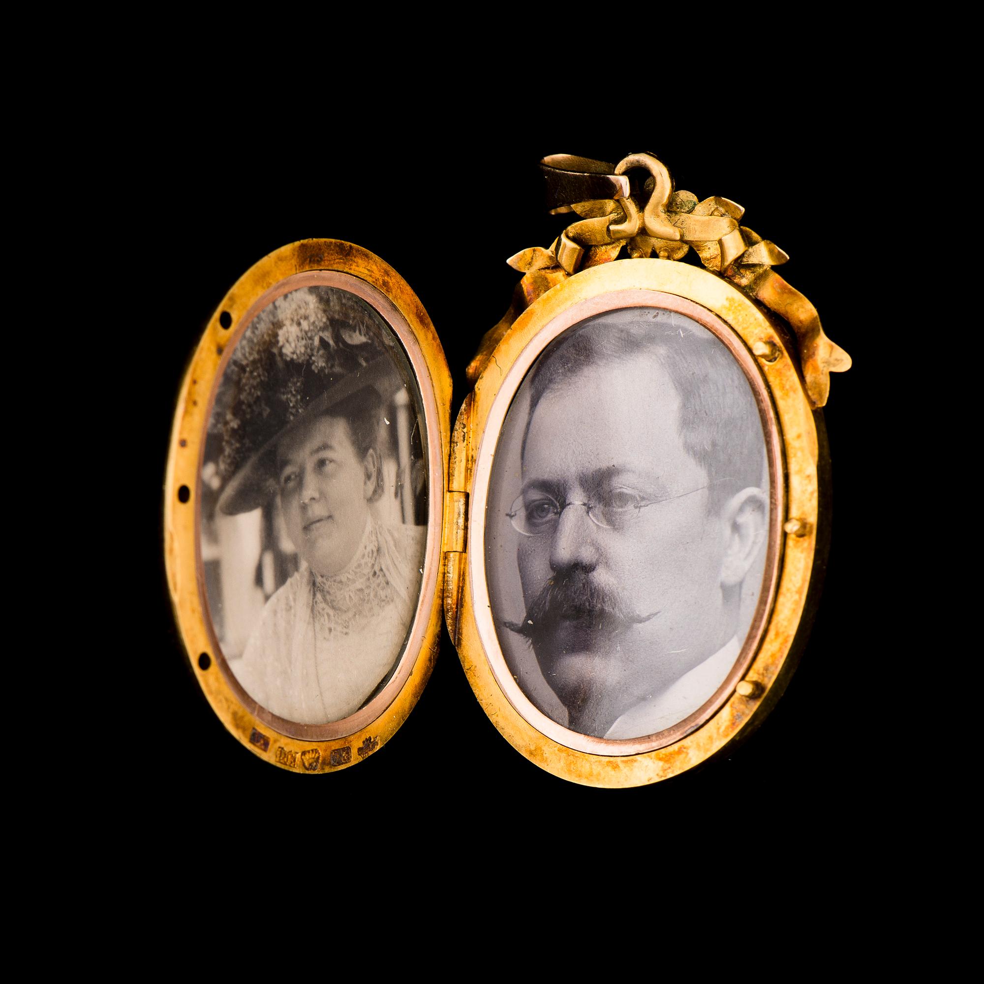 HÄNGE / MEDALJONG, 18K guld, pärlor, rosenslipade diamanter. Otto Roland Mellin, Helsingfors 1871.