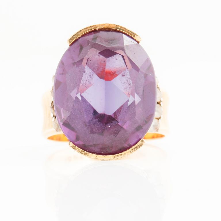 RING, med fasettslipad syntetisk lila safir och 8 fasettslipade vita stenar.