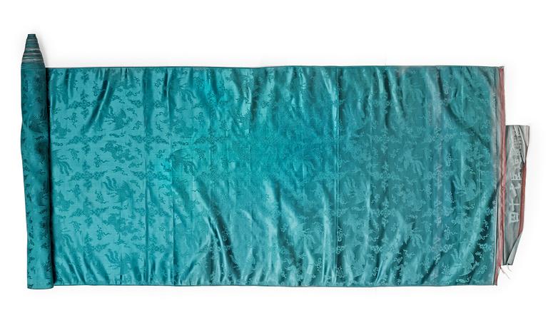 A BOLT OF SILK, uncut. Late Qing dynasty, (1644-1912).