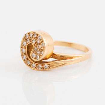 An 18K gold ring set with round brilliant-cut diamonds.