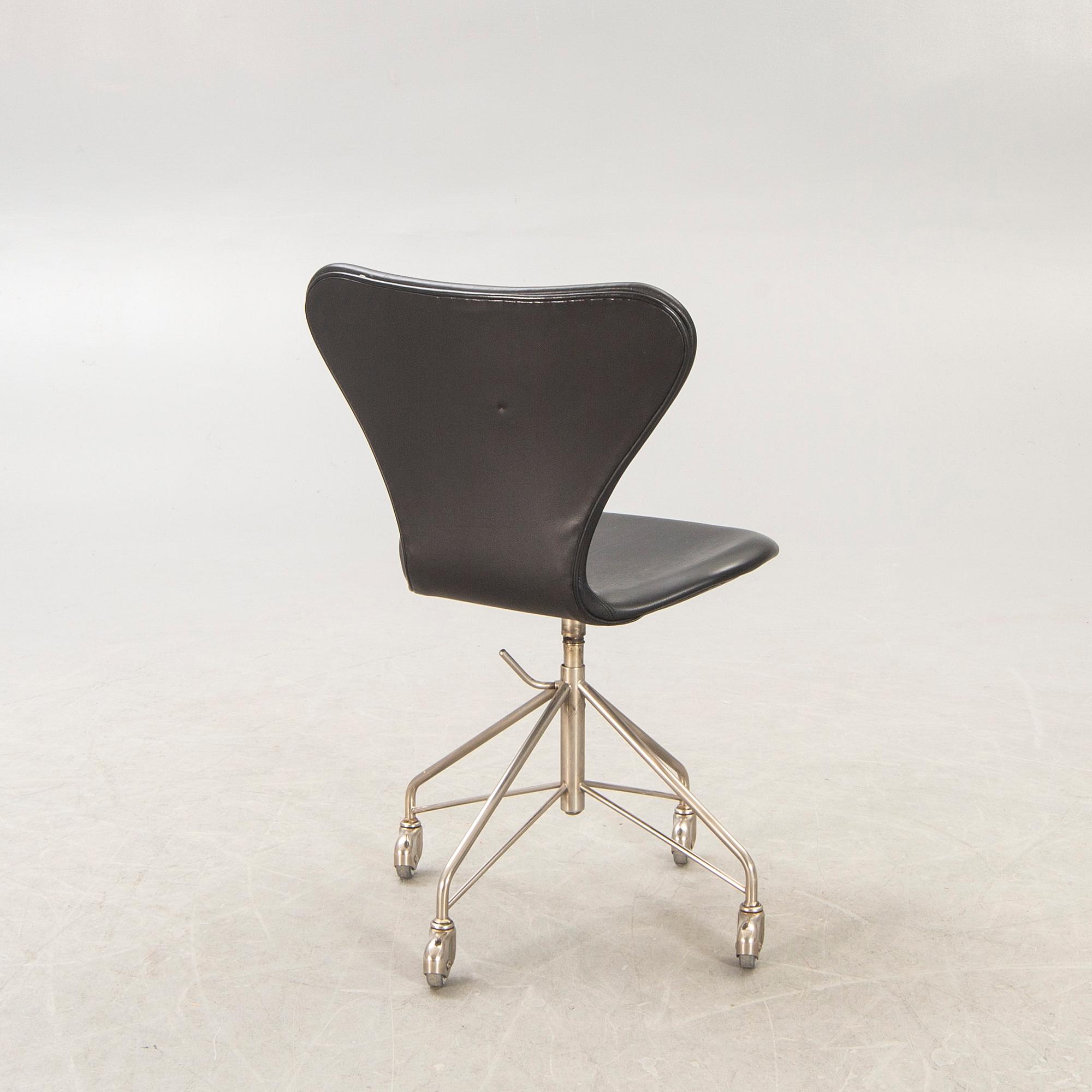 Arne Jacobsen, skrivbordsstol, 'Sjuan', Fritz Hansen, Danmark, 1900-talets andra hälft.