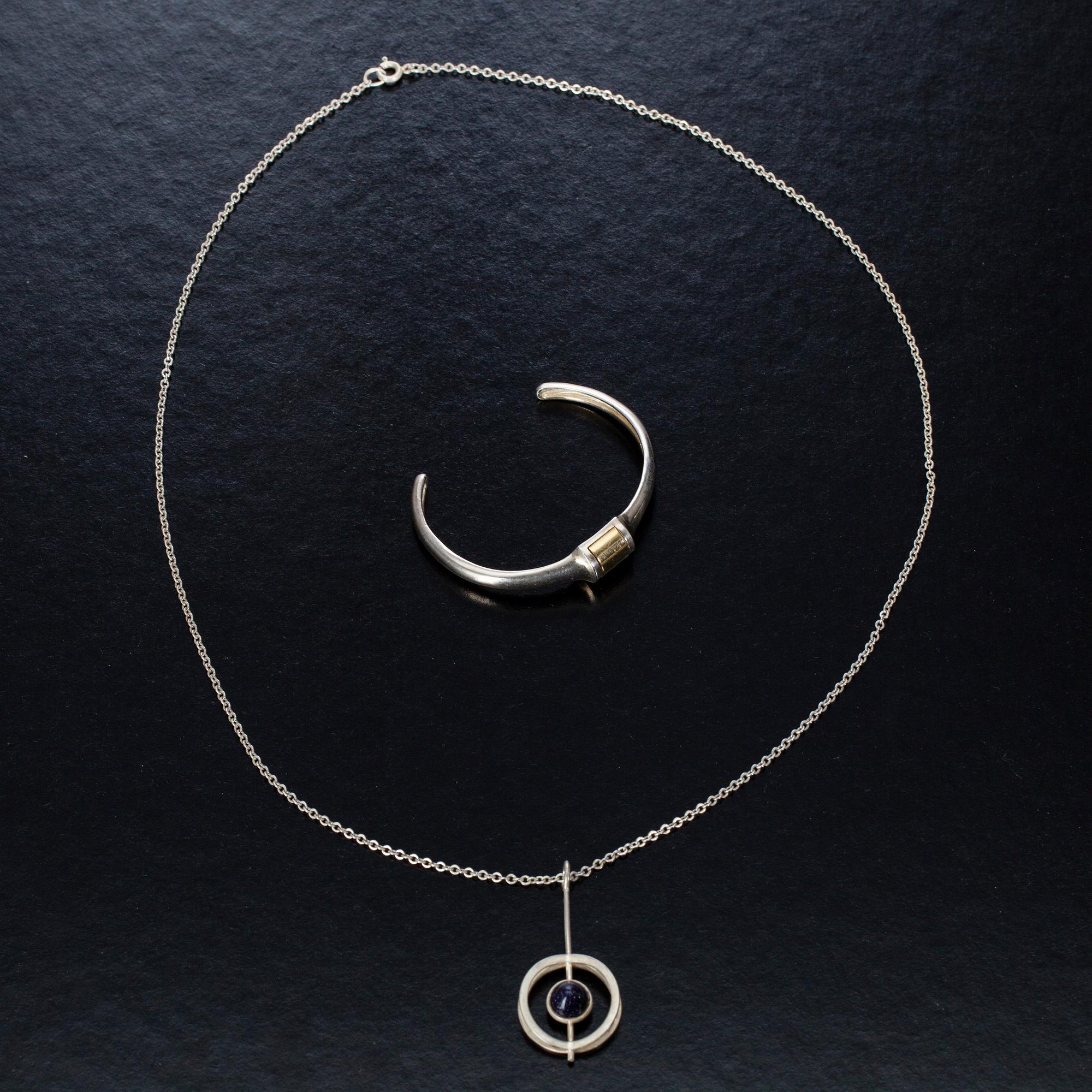 HALSSMYCKE, silver, syntetisk sten, Elis Kauppi, Kupittaan Kulta 1970-tal. ARMRING, sterling silver.