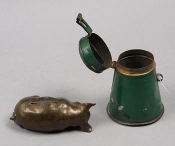 SPARBÖSSOR, 2 st, metall, sekelskiftet 1900.