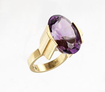 Wiwen Nilsson, A Wiwen Nilsson 18k gold ring with a facet cut amethyst, Lund 1960.