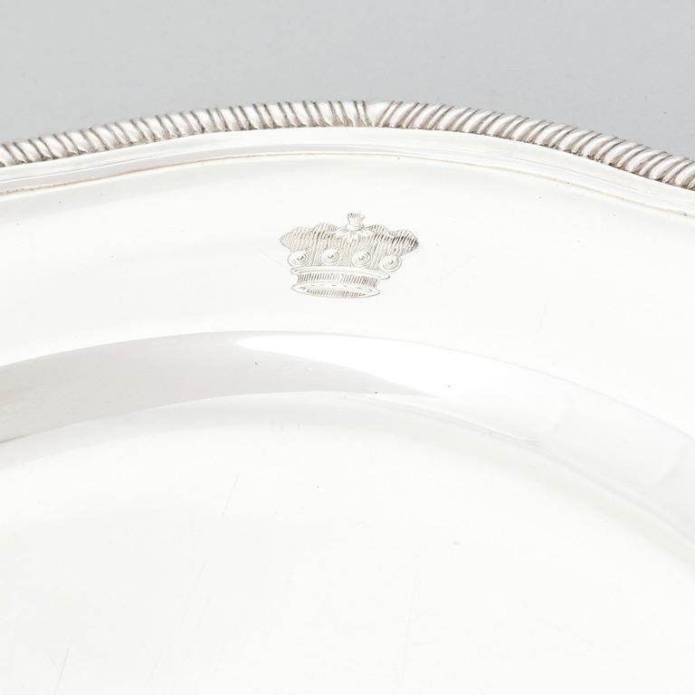 Sydney Bellamy Harman, tallrikar, 24 st (12 flata + 12 djupa), silver, London 1910. Rokoko-stil.