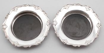 FLASKSTÄLL, 1 par, sk coasters, silver, svenska importstämplar, 1900-talets första hälft.