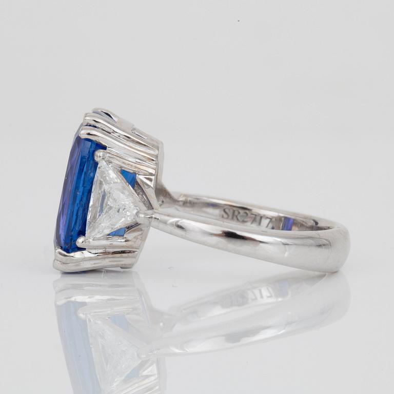 RING med tanzanit, ca 10.15 ct, samt trilliantslipade diamanter totalt ca 1.20 ct.