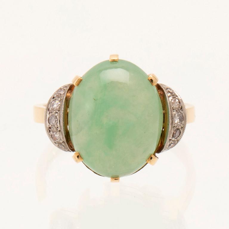 Börje Löfgren, ring 18K vitt och rött guld med ovalt cabochonslipad jadeite och enkelslipade diamanter Stockholm 1964.