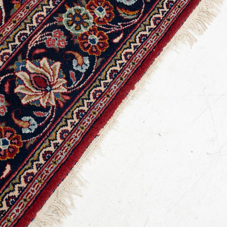 An oriental carpet, approx. 170 x 100 cm.