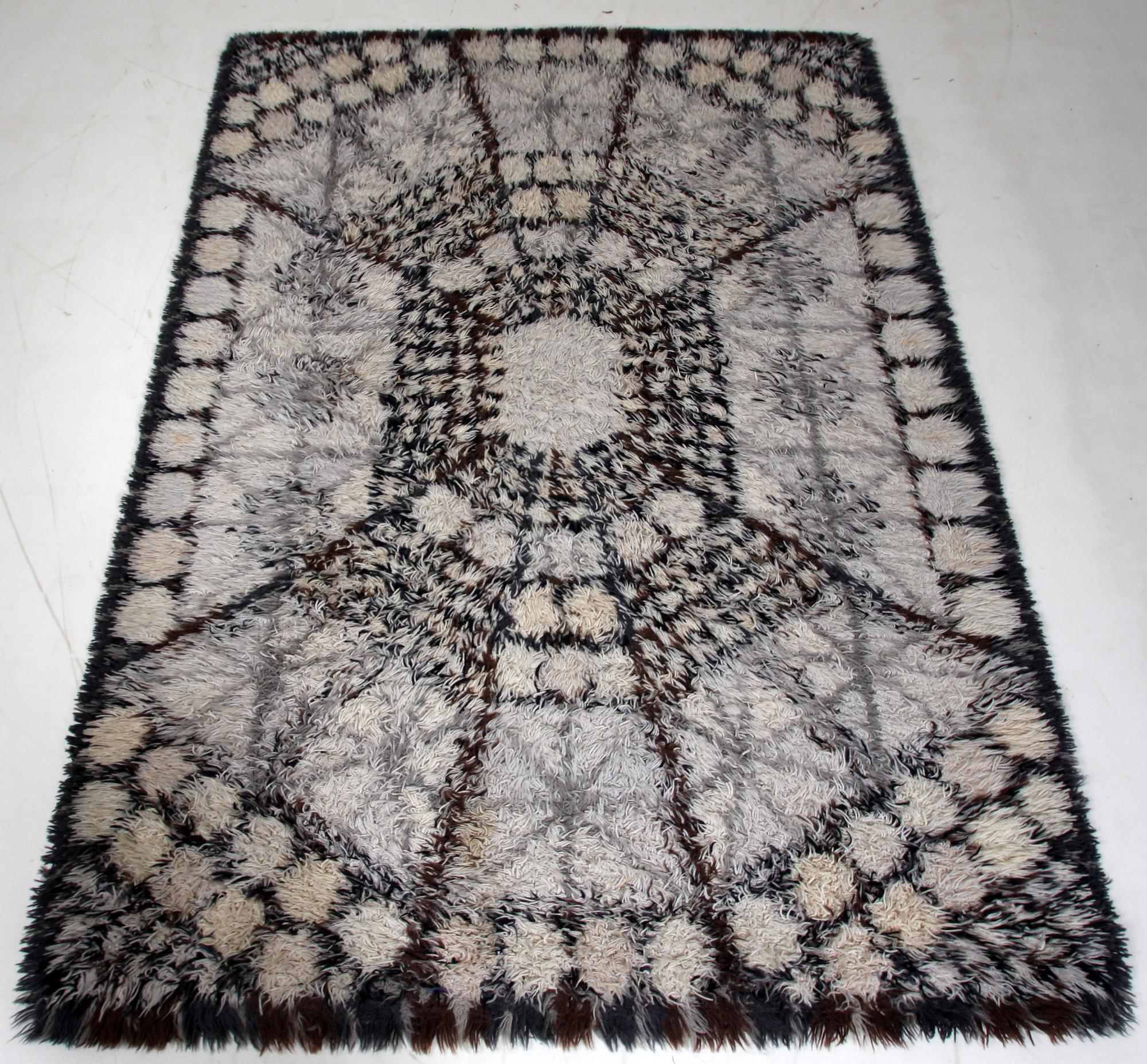 MATTOR, 2 st, rya, Marianne Richter,  "Löfstad", serien Östergyllen 191 x 138 och 230 x 167.