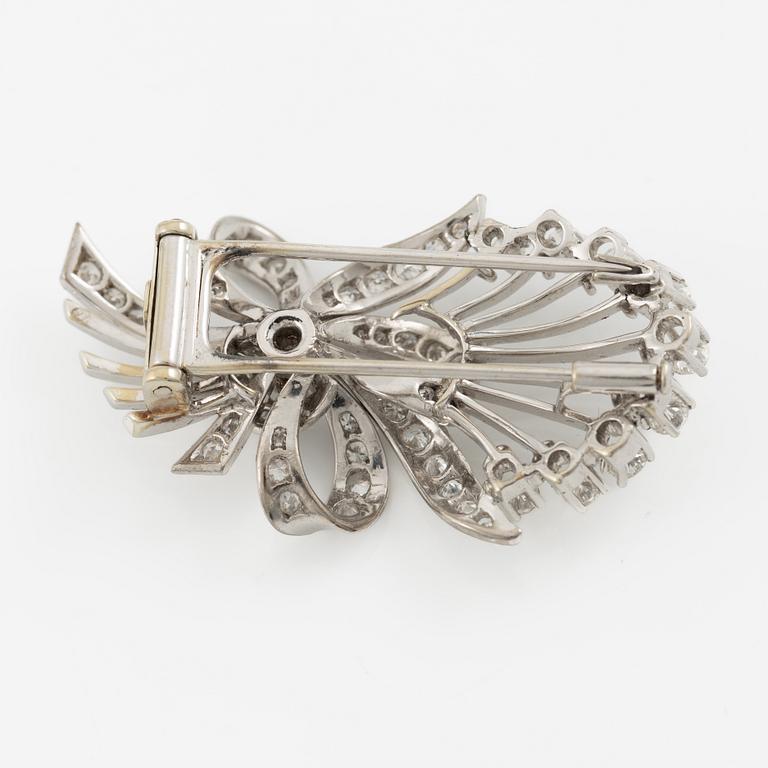 Brooch/clip 18K white gold set with round brilliant-cut and eight-cut diamonds.