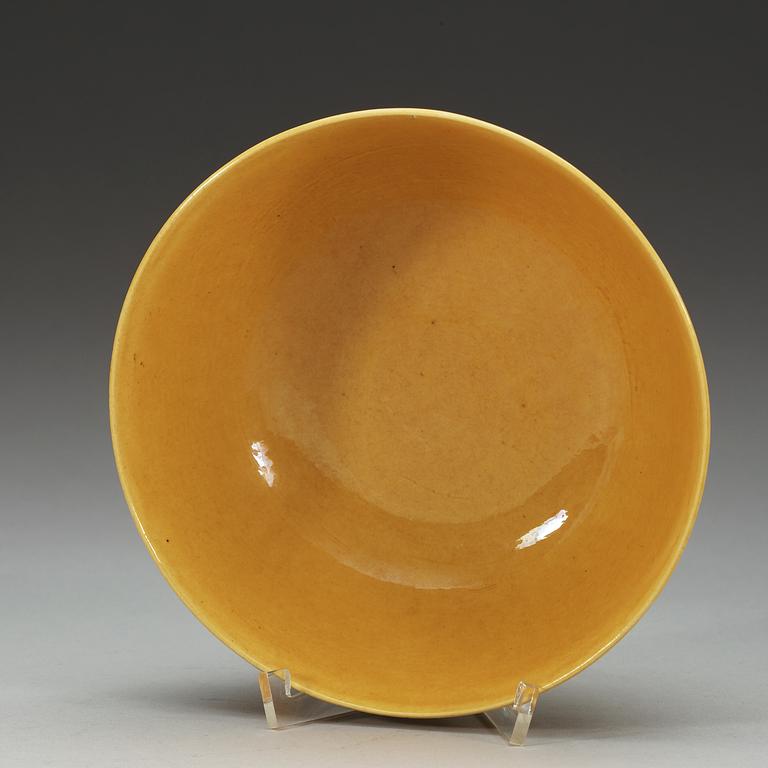 A yellow and green glazed dragon bowl, Qing dynasty.