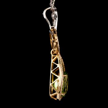 COLLIER, 18 k guld och vitguld, peridoter 3.07 ct, briljantslipade diamanter totalt 0.32 ct. Total vikt ca 5 g.