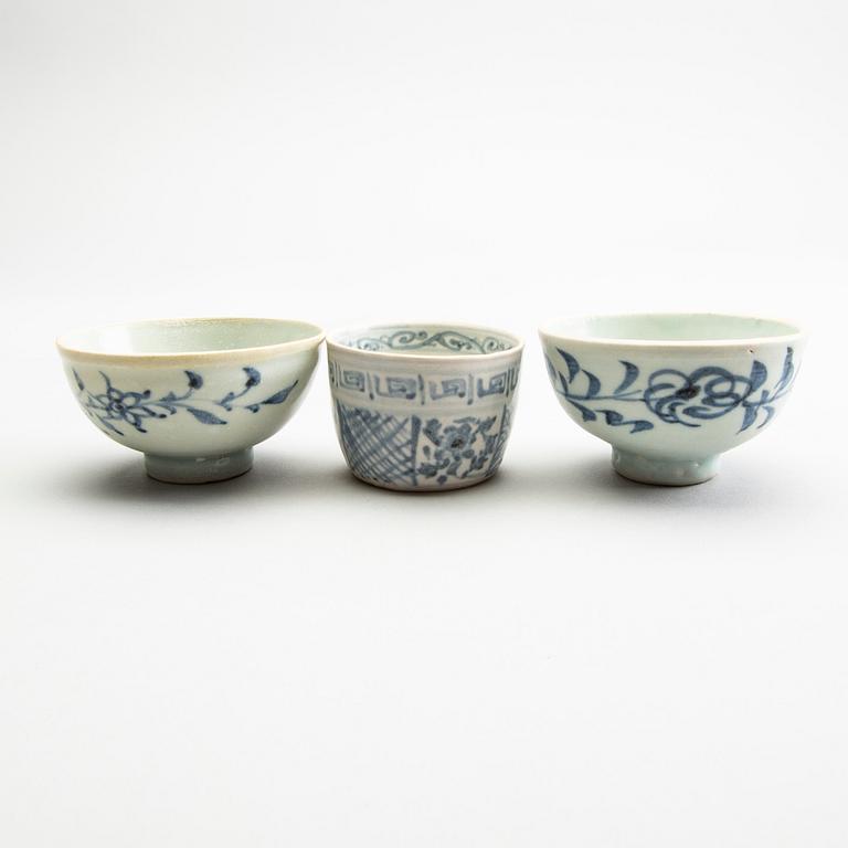 A group of blue and white South East Asian ceramics, 18/19th Century. Miniatures (9 pieces).