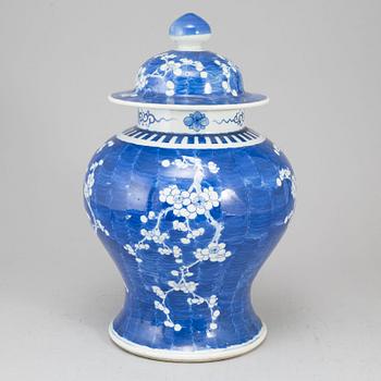A blue and white jar with cover, Qing dynasty, late 19th century.