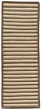 4. GALLERIMATTA. "Randig med tvist, brun". Rölakan. 214,5 x 78,5 cm. Signerad AB MMF BN (AB Märta Måås-Fjetterström, Barbro Nilsson).