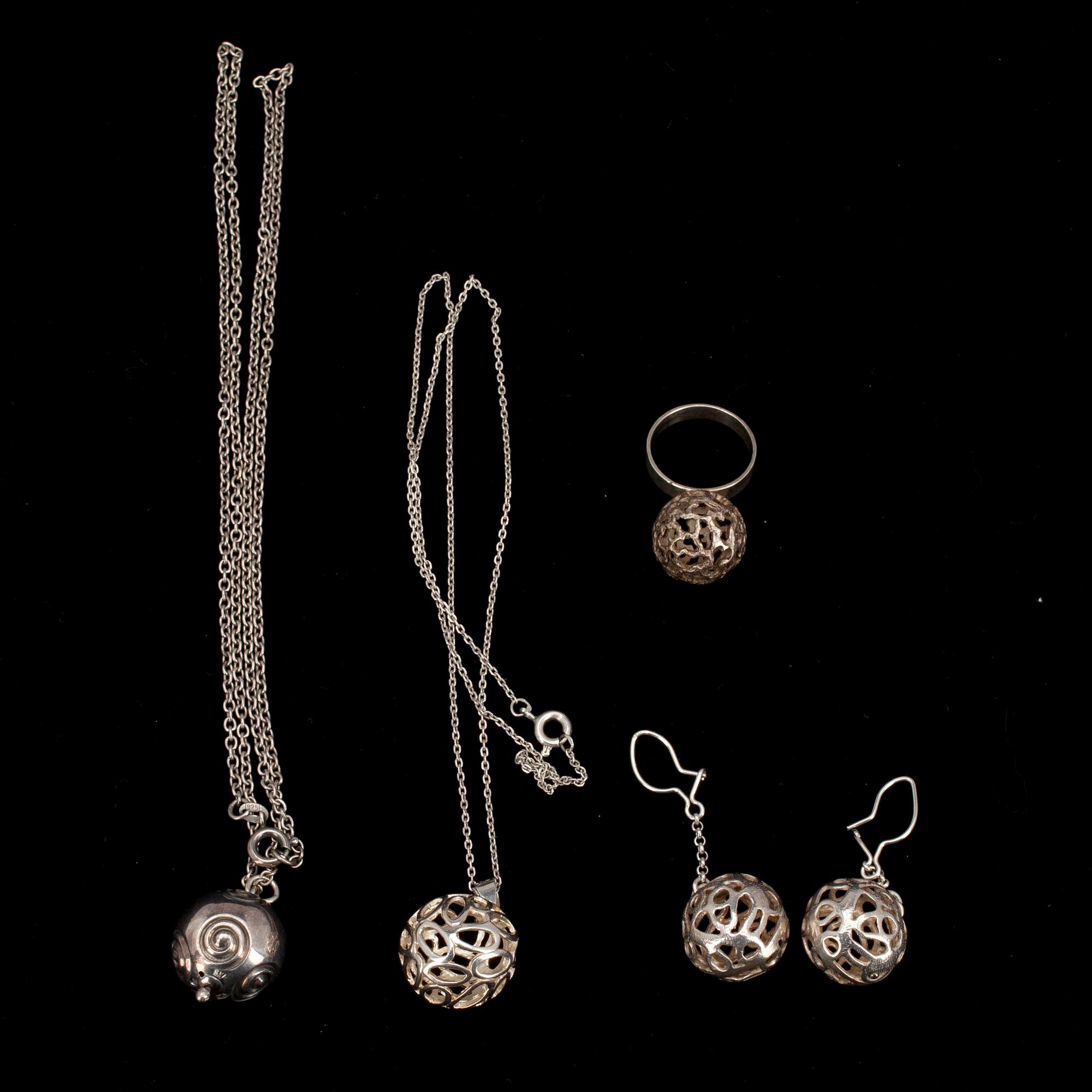 HALSSMYCKEN, 2 st, ÖRHÄNGEN, RING, silver. Olika finska stämplar, bl.a. Kalevala Koru. Vikt tot. 28 g.